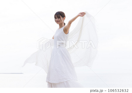 海を見つめる爽やかな女性 106532632