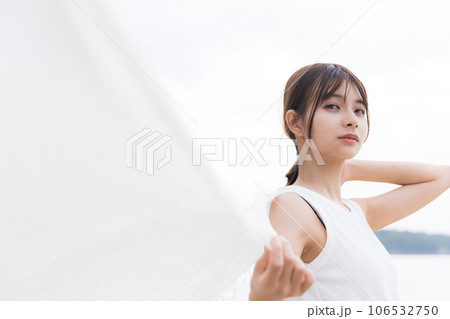 海辺に立つ爽やかな女性 106532750