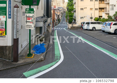 東京都渋谷区代々木にある岸田劉生が描いた、切通しの坂 106532798