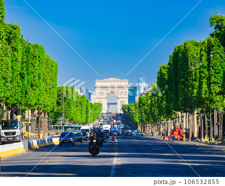 パリ　シャンゼリゼ通りと凱旋門　※一部ソフトフォーカス 106532855