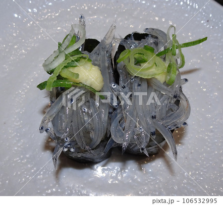 日本料理 駿河湾の新鮮な生シラスの軍艦巻 お寿司 イメージ 写真 日本料理 駿河湾の新鮮な生シラスの軍艦巻 お寿司 イメージ 写真 106532995
