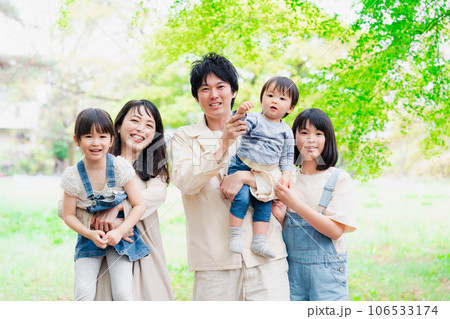 子どもが3人いる家族の集合写真 子どもが3人いる家族の集合写真 106533174