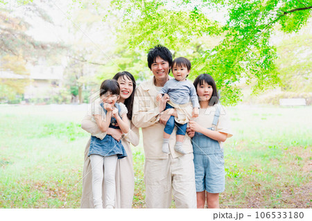 子どもが3人いる家族の集合写真 106533180