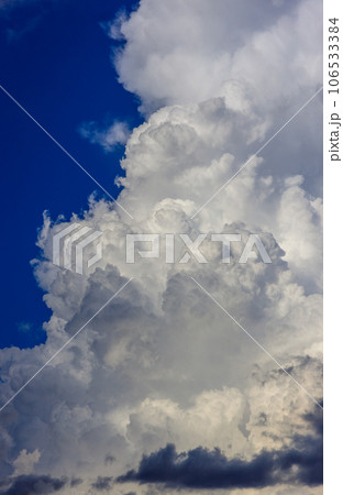 住宅街から見た青空と入道雲 106533384