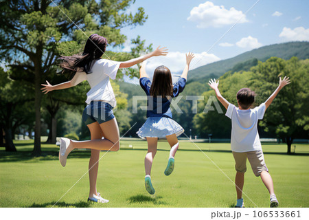 若い母と女の子と男の子がジャンプする後姿,generative ai 106533661