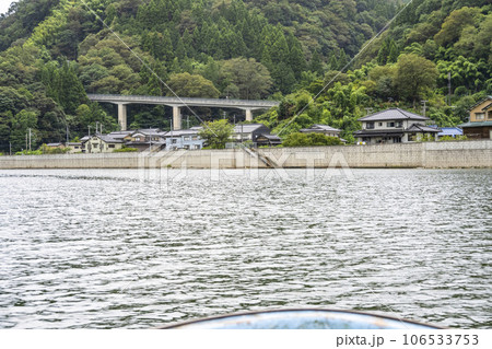 舟上より玄武洞駅下の渡船乗り場方面を望む（兵庫県） 106533753