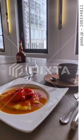 窓から光が差し込むカフェで優雅なティータイム 106534811