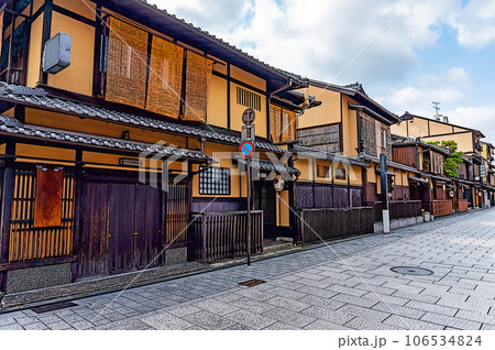 【イラスト風京都】京町屋の粋な佇まい 106534824