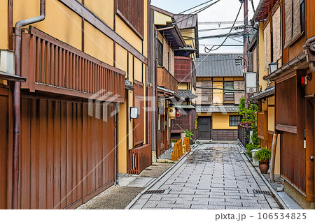 【イラスト風京都】京町屋の粋な佇まい 106534825