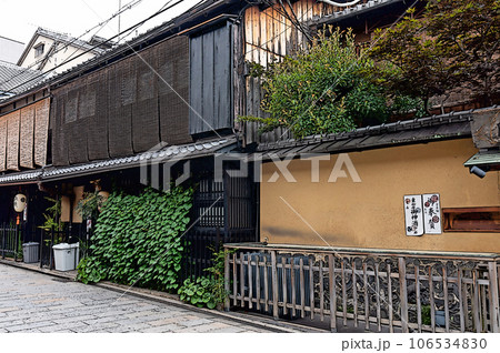 【イラスト風京都】京町屋の粋な佇まい 106534830