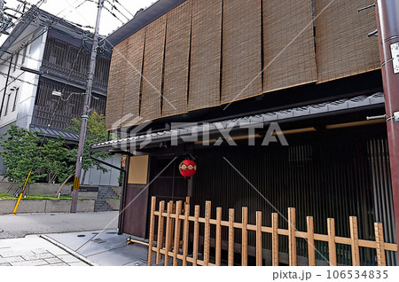 【イラスト風京都】京町屋の粋な佇まい 106534835