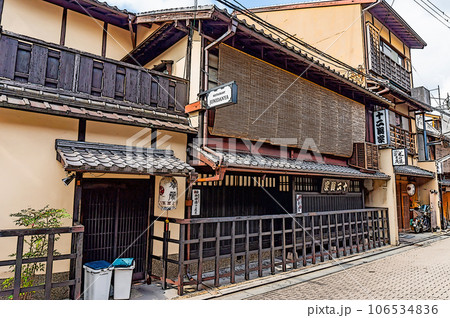 【イラスト風京都】京町屋の粋な佇まい 106534836
