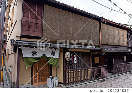【イラスト風京都】京町屋の粋な佇まい 106534837