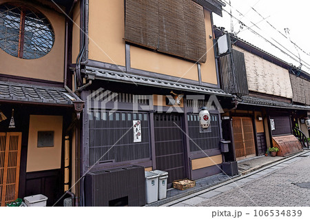 【イラスト風京都】京町屋の粋な佇まい 106534839