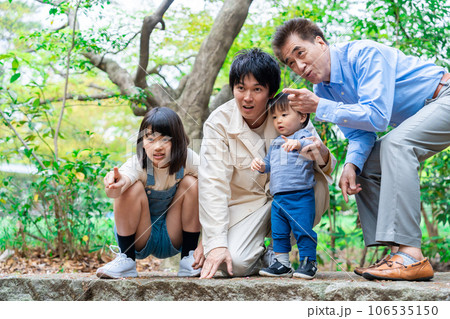 おじいちゃんと一緒に遊ぶ家族 106535150