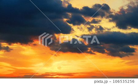 埼玉県川口市の暗雲のある夕焼けの風景 埼玉県川口市の暗雲のある夕焼けの風景 106535256