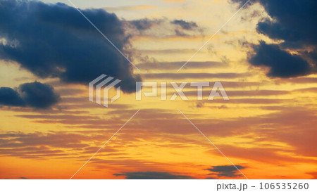 埼玉県川口市の暗雲のある夕焼けの風景 埼玉県川口市の暗雲のある夕焼けの風景 106535260