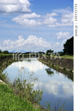 青い空と白い雲、8月みやま市飯江川の夏景色 106535754
