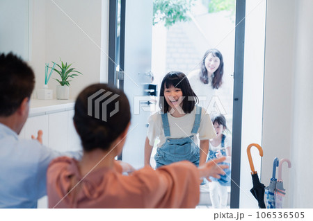 祖父母の家に遊びに来た家族 祖父母の家に遊びに来た家族 106536505