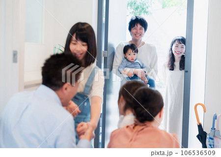 祖父母の家に遊びに来た家族 祖父母の家に遊びに来た家族 106536509
