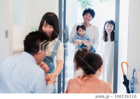 祖父母の家に遊びに来た家族 106536510