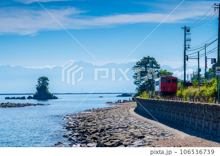 爽やかな青空と波が静かな海岸沿いを走るローカル線|雨晴海岸から立山連峰方面の景色|富山県高岡市 爽やかな青空と波が静かな海岸沿いを走るローカル線|雨晴海岸から立山連峰方面の景色|富山県高岡市 106536739