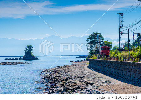 爽やかな青空と波が静かな海岸沿いを走るローカル線|雨晴海岸から立山連峰方面の景色|富山県高岡市 爽やかな青空と波が静かな海岸沿いを走るローカル線|雨晴海岸から立山連峰方面の景色|富山県高岡市 106536741