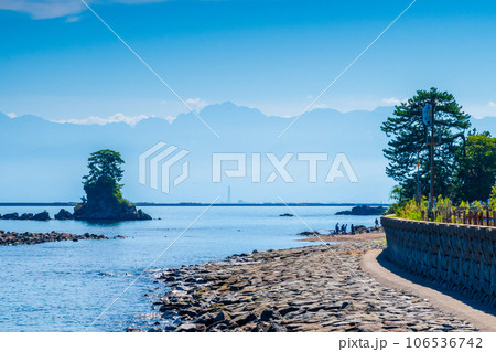 爽やかな青空と静かな波の富山を代表する観光地雨晴海岸から立山連峰方面の景色｜富山県高岡市 106536742
