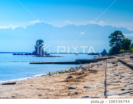 爽やかな青空と静かな波の富山を代表する観光地雨晴海岸から立山連峰方面の景色|富山県高岡市 爽やかな青空と静かな波の富山を代表する観光地雨晴海岸から立山連峰方面の景色|富山県高岡市 106536744