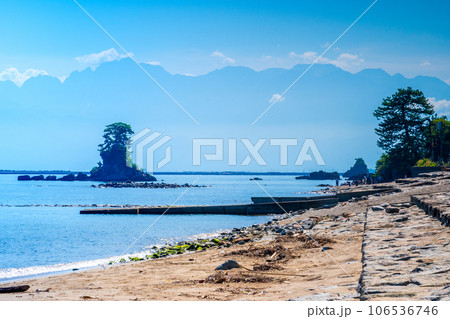 爽やかな青空と静かな波の富山を代表する観光地雨晴海岸から立山連峰方面の景色|富山県高岡市 爽やかな青空と静かな波の富山を代表する観光地雨晴海岸から立山連峰方面の景色|富山県高岡市 106536746