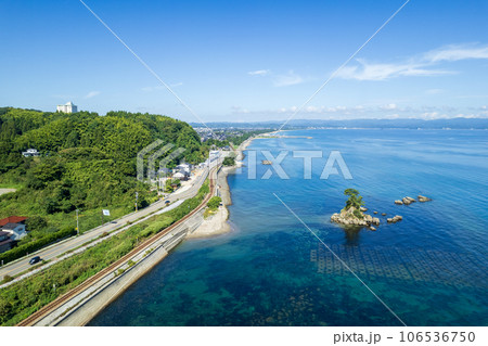 ドローン撮影|夏の澄み渡った青空と絶景の観光名所の雨晴海岸の空撮|富山県高岡市 ドローン撮影|夏の澄み渡った青空と絶景の観光名所の雨晴海岸の空撮|富山県高岡市 106536750