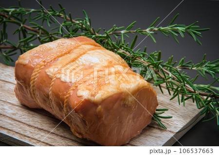 塊のままのハムをカッティングボードにのせて 106537663