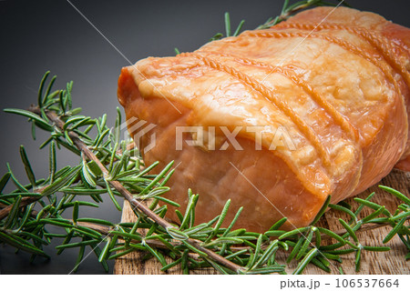塊のままのハムをカッティングボードにのせて 106537664