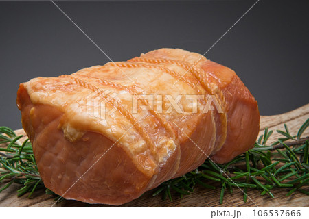 塊のままのハムをカッティングボードにのせて 106537666