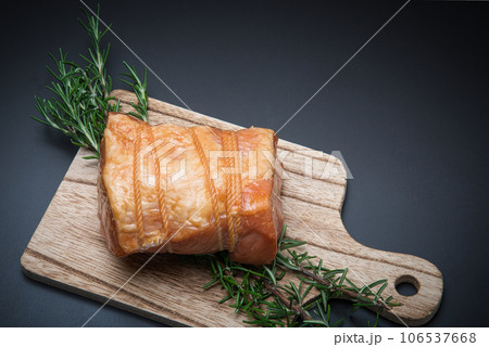 塊のままのハムをカッティングボードにのせて 106537668