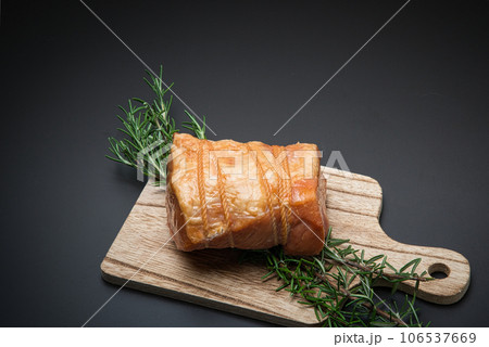 塊のままのハムをカッティングボードにのせて 塊のままのハムをカッティングボードにのせて 106537669