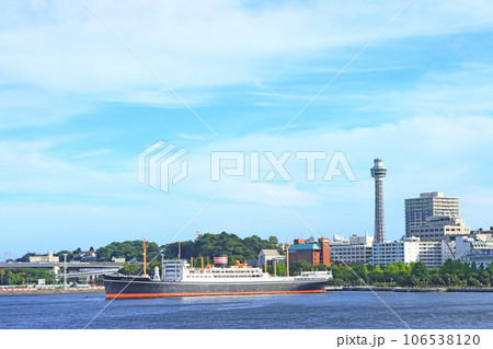 横浜市、氷川丸と横浜マリンタワーの風景 106538120