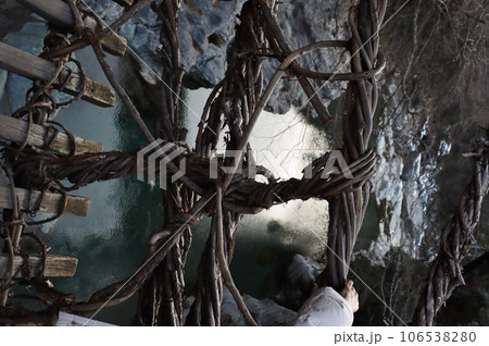 祖谷のかずら橋の橋底の隙間はスリル満点 106538280