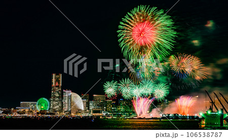 横浜みなとみらい地区の花火大会　夏の風物詩イメージ 106538787