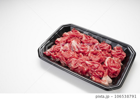 安くておいしい牛肉の肩ロース切り落とし、高齢者におすすめ動物性たんぱく質 106538791