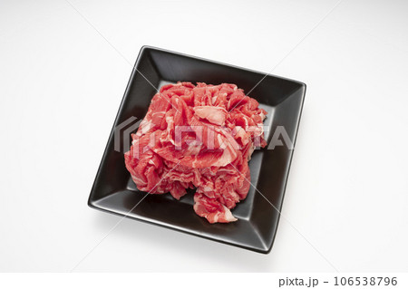 安くておいしい牛肉の肩ロース切り落とし、高齢者におすすめ動物性たんぱく質 106538796