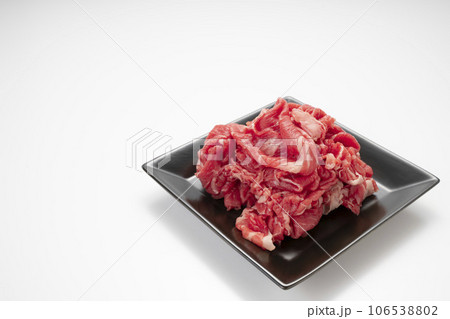安くておいしい牛肉の肩ロース切り落とし、高齢者におすすめ動物性たんぱく質 106538802