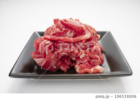 安くておいしい牛肉の肩ロース切り落とし、高齢者におすすめ動物性たんぱく質 106538806