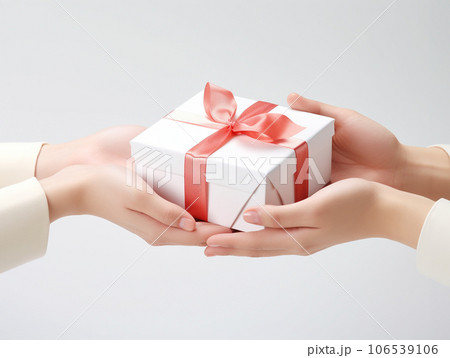 プレゼントを渡す手 106539106