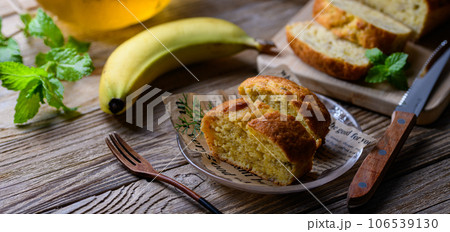 手作りのバナナケーキ （ バナナブレッド ） ばななけーき ケーキ 紅茶を添えて 106539130
