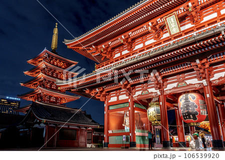 ライトアップされた浅草寺 106539920