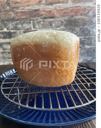 ホームベーカリーで焼いた米粉食パン グルテンフリーの手作りパン 106539926