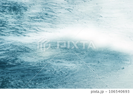 凍てつく極寒の地、雪原を吹き荒れるの吹雪をイメージした抽象的イラスト風画像 106540693