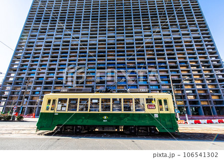長崎市役所新庁舎と路面電車 【長崎市】 長崎市役所新庁舎と路面電車 【長崎市】 106541302