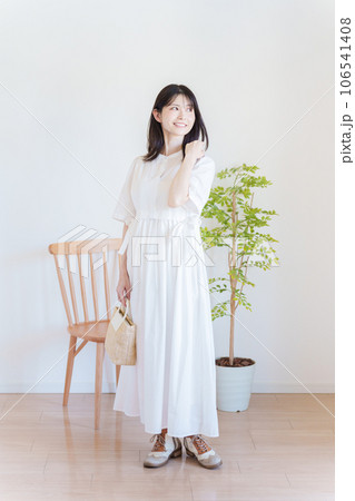 女性のファッションコーディネート全身(縦向き) 女性のファッションコーディネート全身(縦向き) 106541408